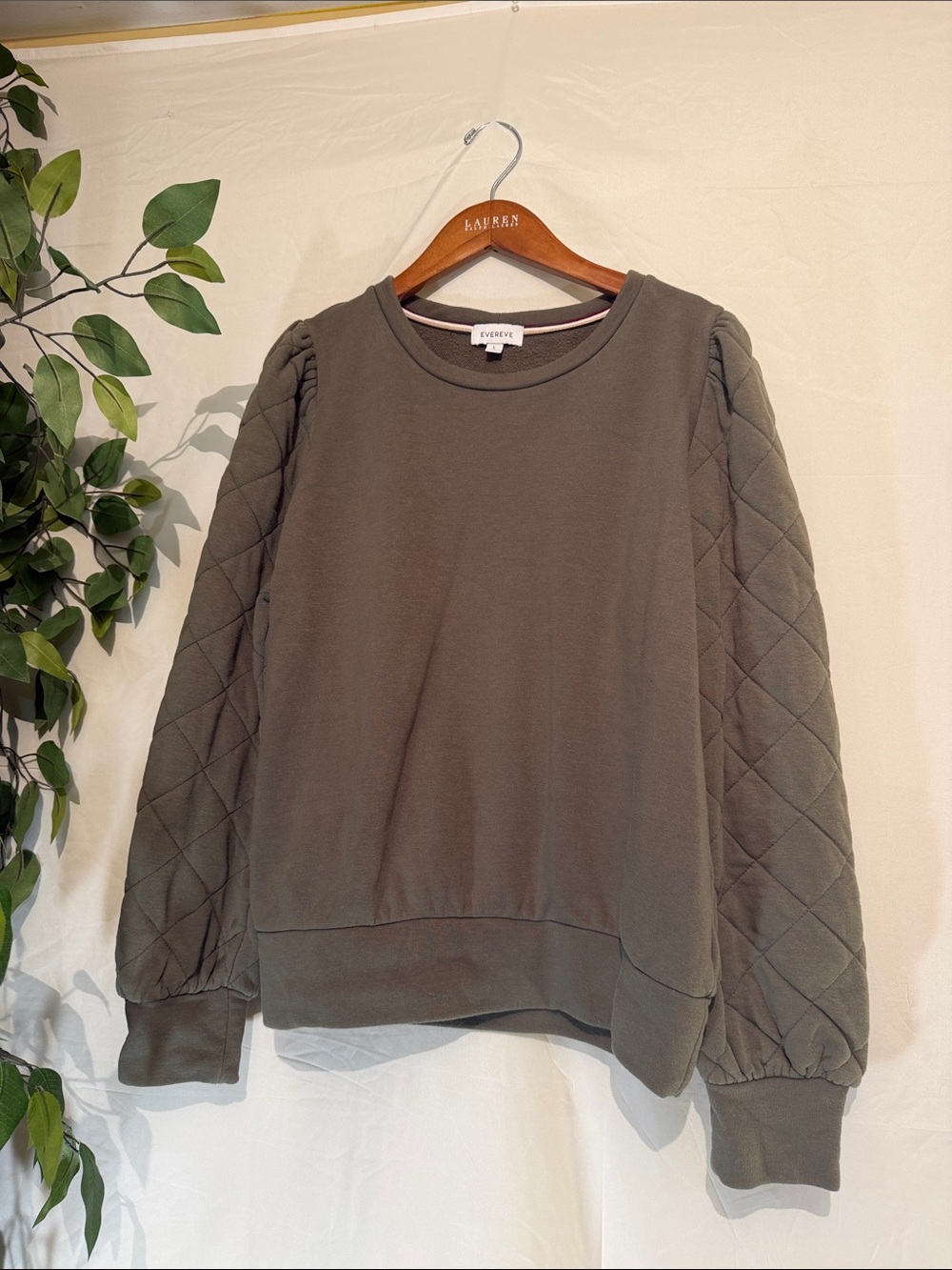 Evereve Quilted Puff Sleeve Crewneck in Olive